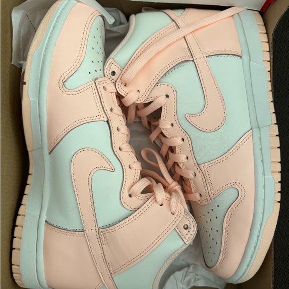 NEVER WORN-BRAND NEW 2021
Wmns Dunk High 'Crimson Tint' - Picture 1 of 5